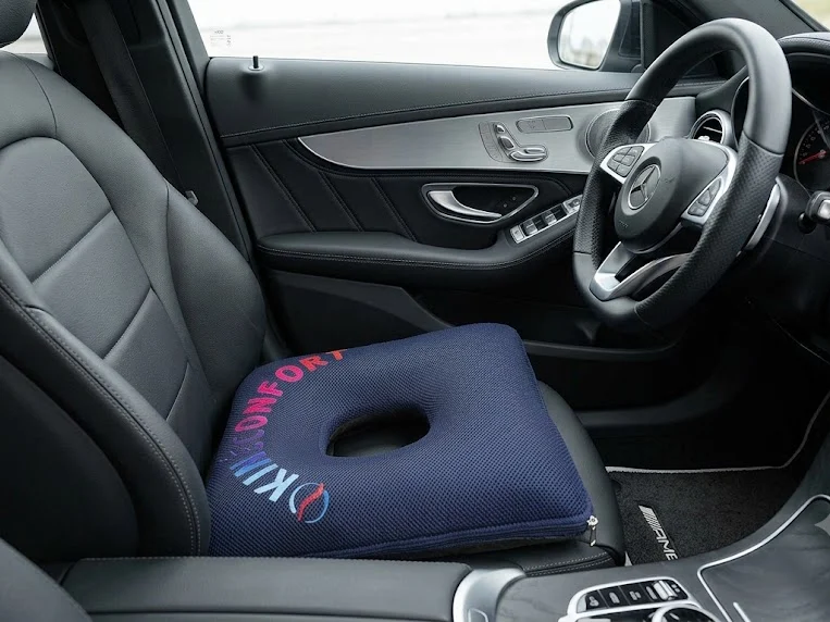 Coussin KinéConfort installé sur le siège d une voiture ouverture centrale visible